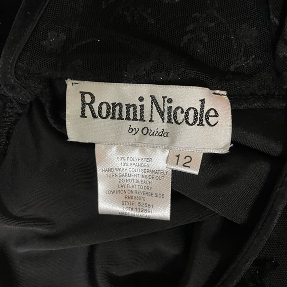 Vintage 90s velvet dress with intricate sleeve detail. - Picture 7 of 7